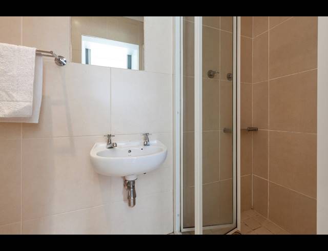 1 BEDROOM STUDIO APARTMENT TO LET IN VREDEHOEK